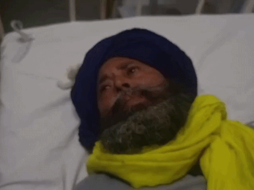 फायरिंग के बारे में जानकारी देता जख्मी बलविंदर सिंह।