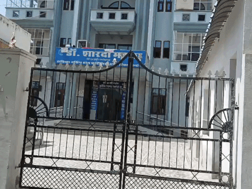 हड़ताल के चलते प्राइवेट हॉस्पिटल का गेट बंद कर दिया गया, जिससे कि मरीज अंदर नहीं आ सकें।