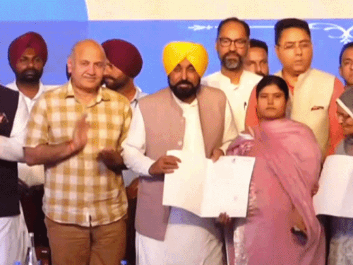 CM gave certificates of the scheme to women. Manish Sisodia was also present with him during this time.