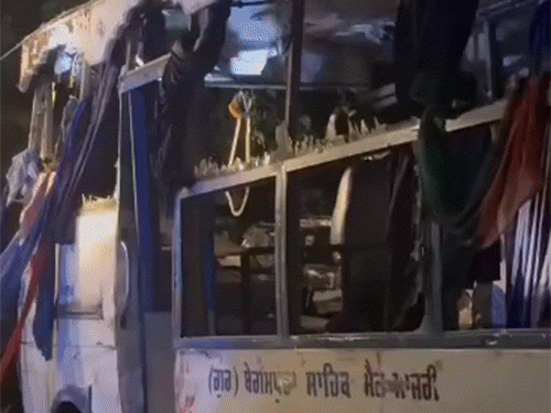 एक्सीडेंट के कारण बस क्षतिग्रस्त हो गई। - Dainik Bhaskar