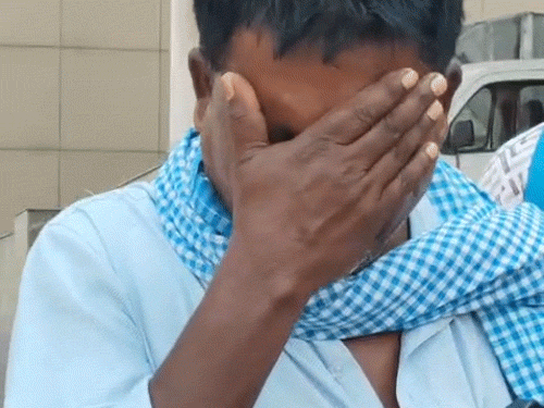 दामाद की मौत की सूचना के बाद उसके ससुर और अन्य परिजन शव लेने यूपी के केवाल से रायगढ़ पहुंचे थे, रोते बिलखते भटकते रहे।