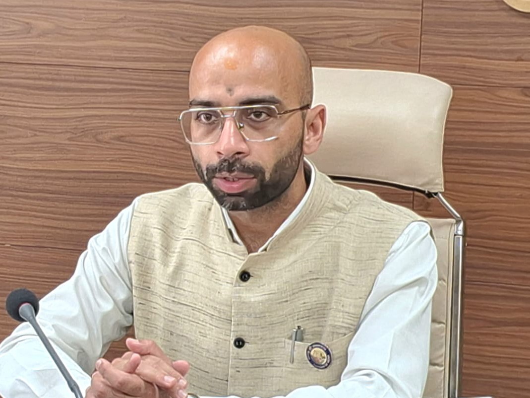 जानकारी देते हुए एडीसी सोनू भट्ट।