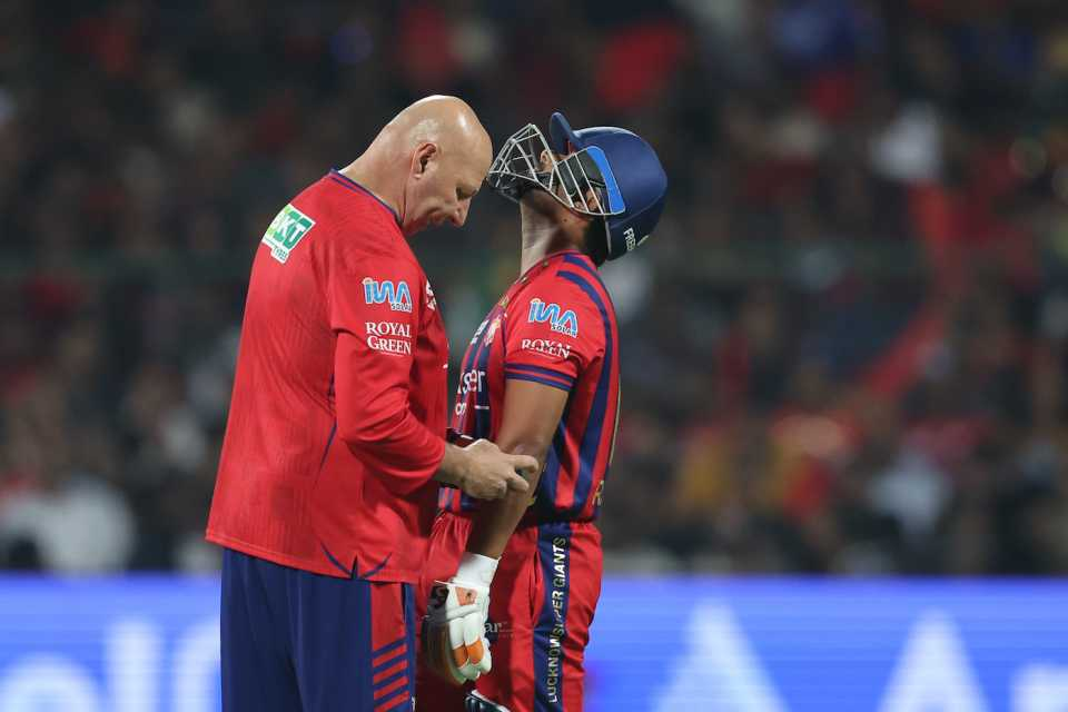 ऋषभ पंत रिटायर हर्ट हुए।