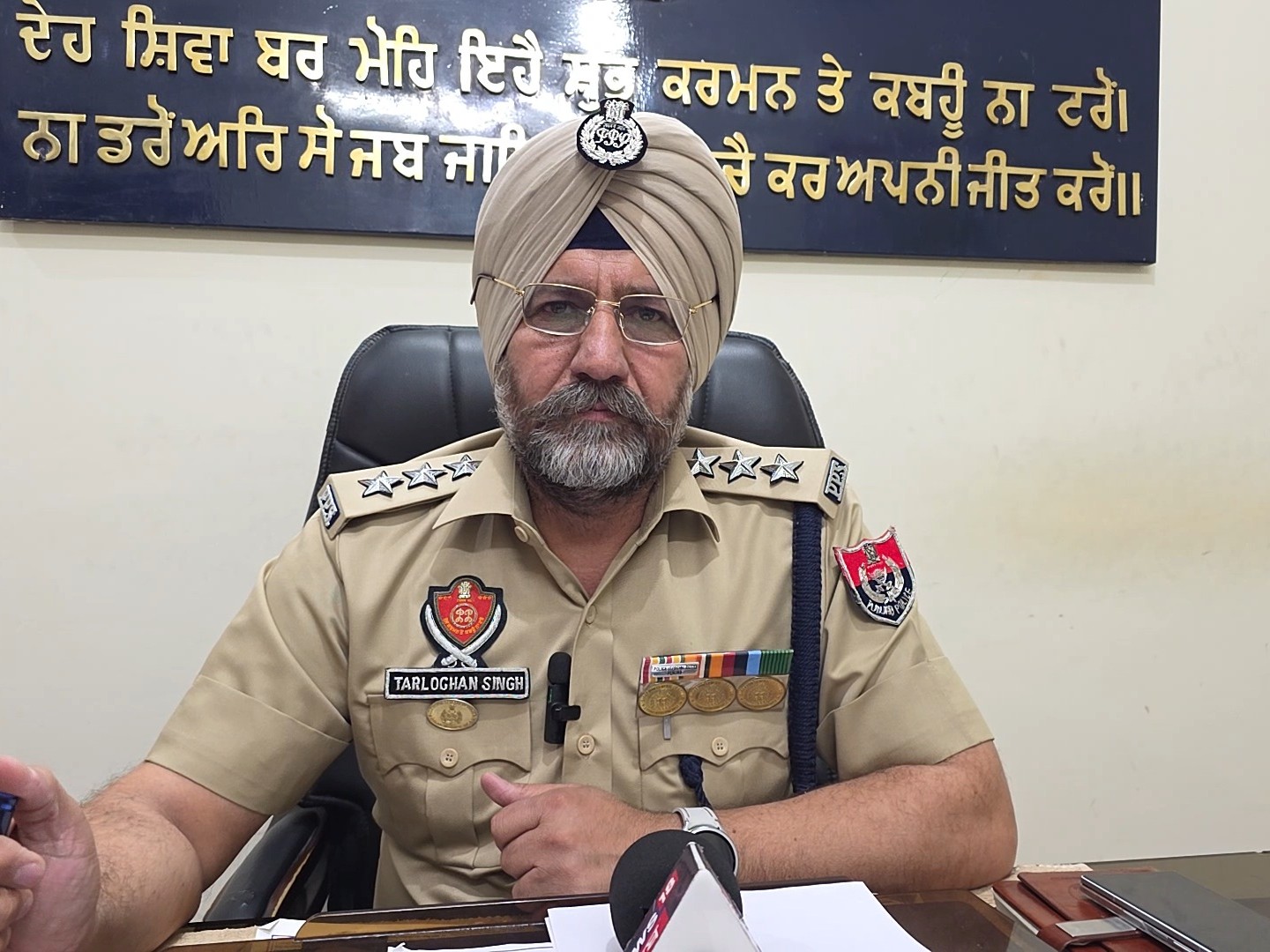 डीएसपी तरलोचन सिंह मामले में जानकारी देते हुए।