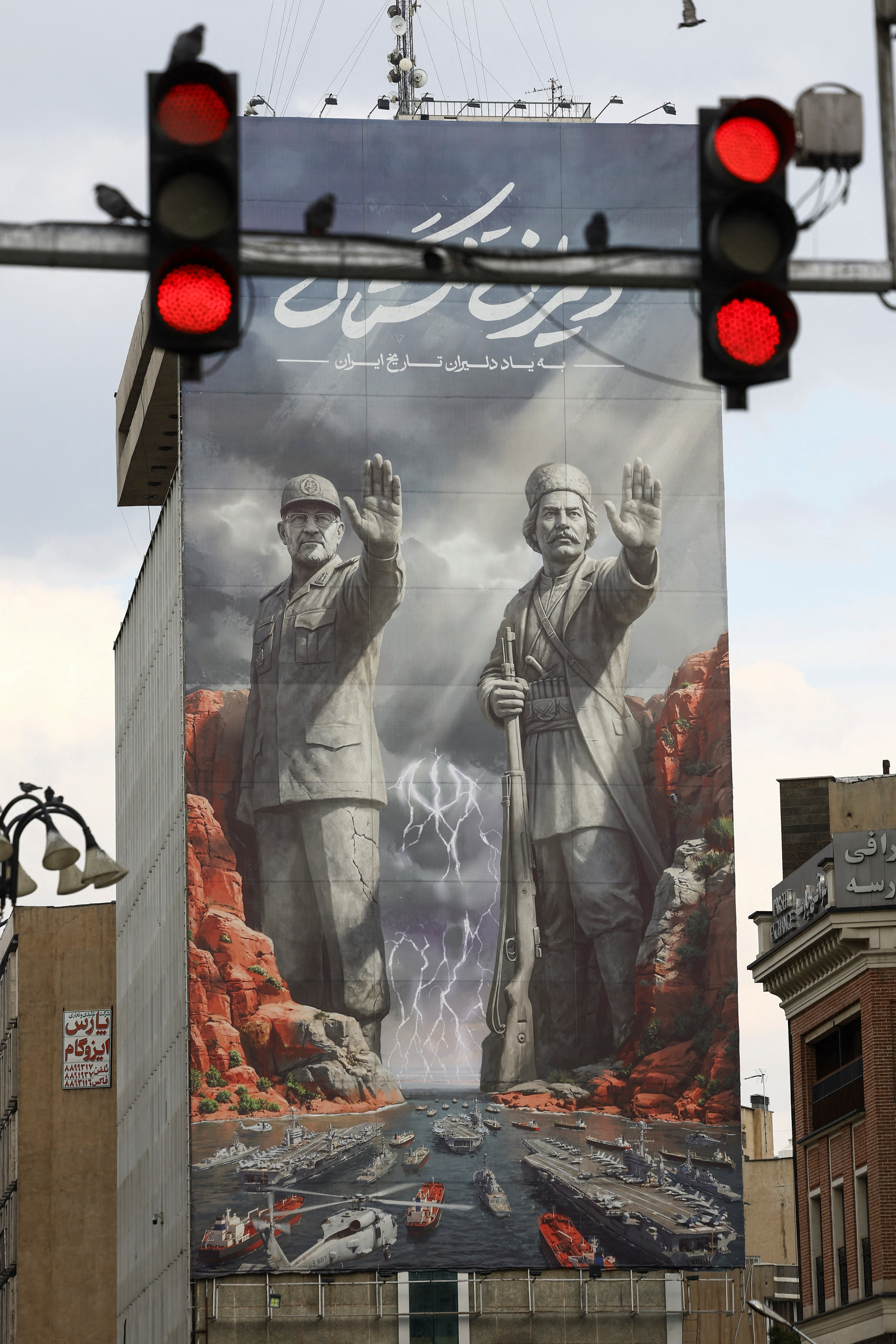 एक इमारत पर होर्मुज स्ट्रेट के डिजाइन वाला एक बड़ा होर्डिंग लगा हुआ है। इसके जरिए ईरान यह जताना चाहता है कि इस इलाके पर उसका मजबूत प्रभाव है।