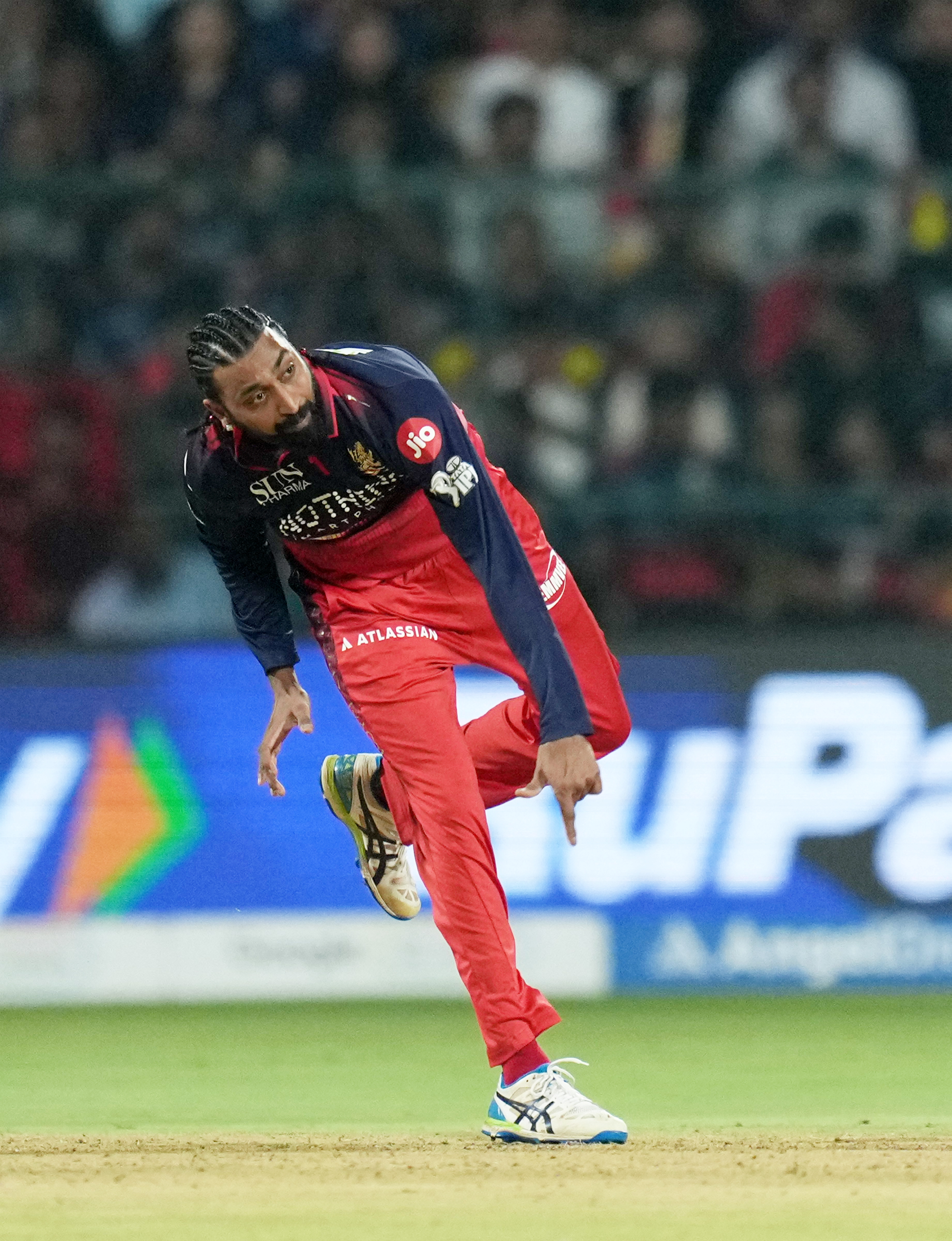 क्रुणाल पंड्या ने 2 विकेट लिए।