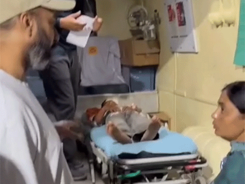 घायलों को एंबुलेंस में अस्पताल लाया गया।