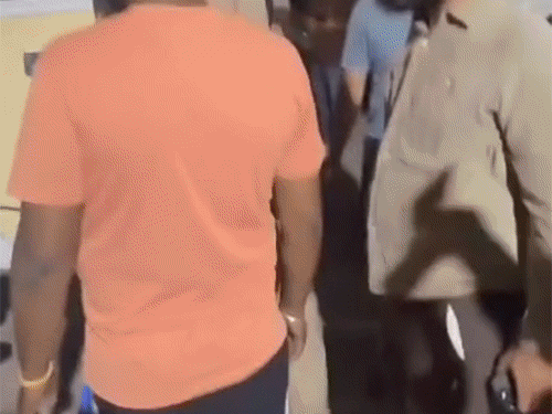 हादसे में घायल महिला को एंबुलेंस में अस्पताल लाया गया।