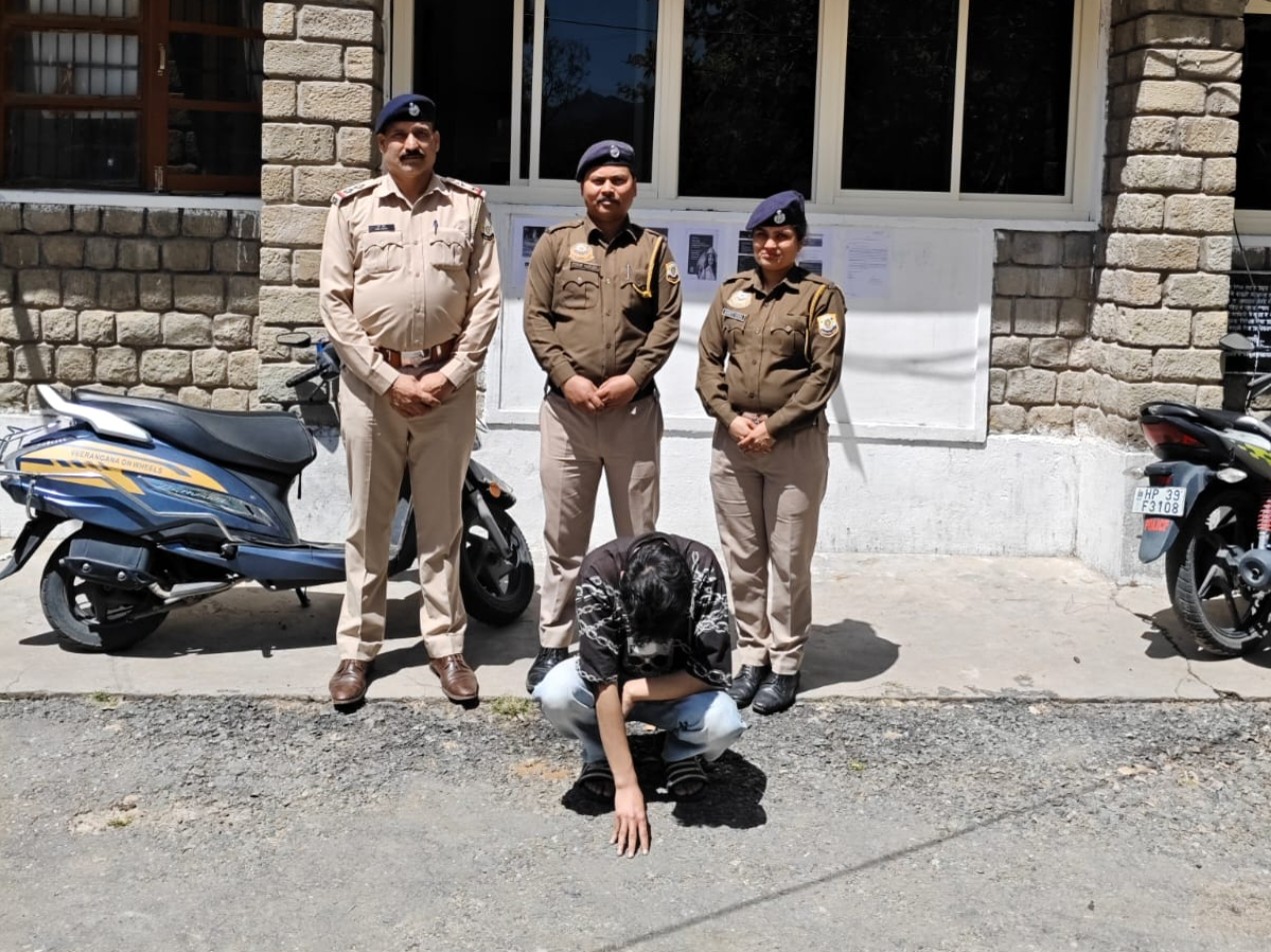 बैजनाथ पुलिस की गिरफ्त में पकड़ा गया आरोपी। - Dainik Bhaskar