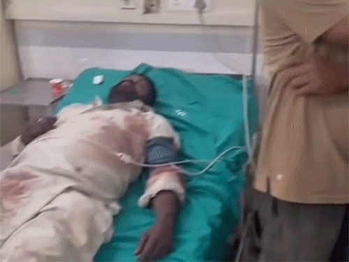 अस्पताल में घायलों का इलाज करते हुए डॉक्टर।