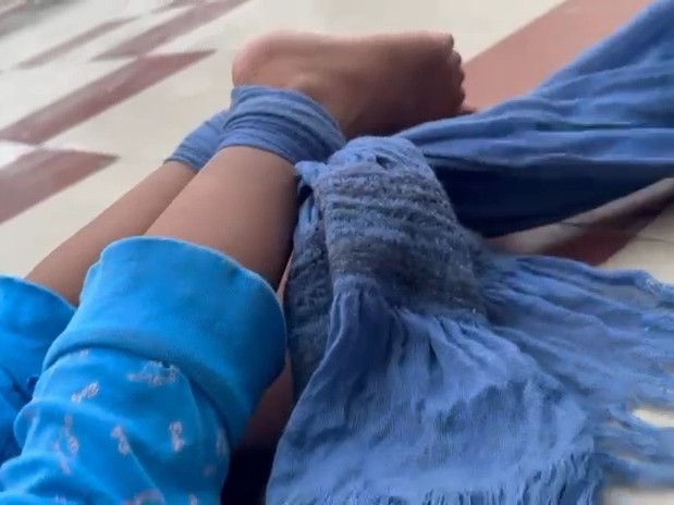 वायरल वीडियो में बच्ची के हाथ-पैर बांधे हुए दिख रहे हैं।