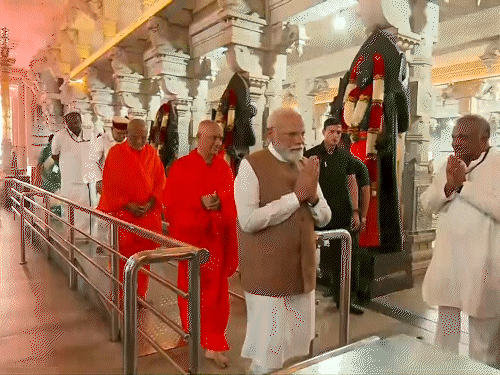 पीएम मोदी मंदिर में करीब आधा घंटा रहे।