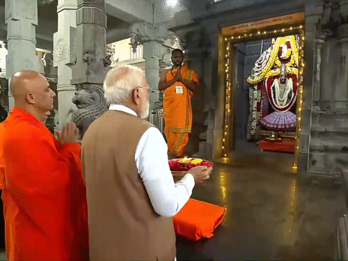 पीएम मोदी ने बुधवार को श्री गुरु भैरवैक्य मंदिर में आरती की।