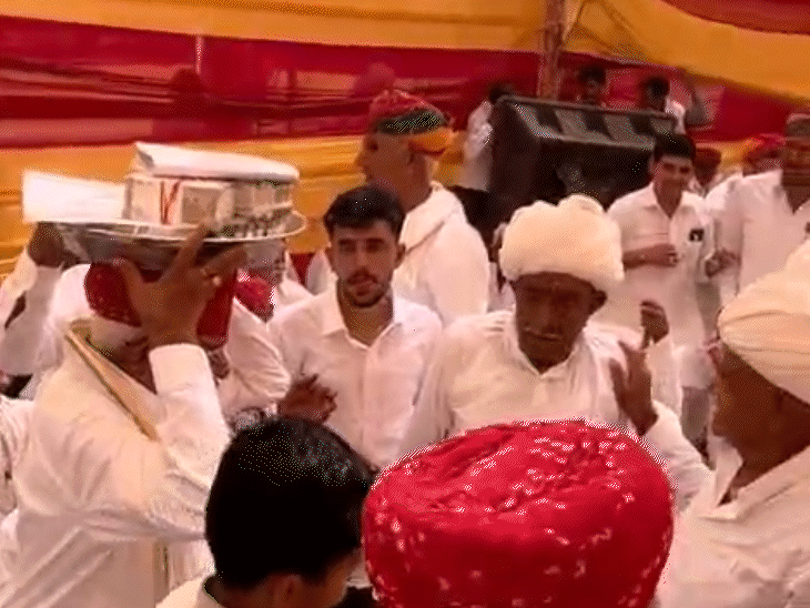 आयोजन में किसान अपने सिर पर थाली में 21 लाख रुपए रखकर पहुंचे।