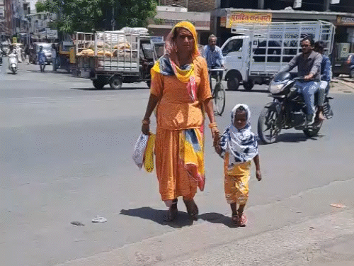 गर्मी तेज हो जाने की वजह से दोपहर में सड़कों पर कम लोग नजर आ रहे हैं।