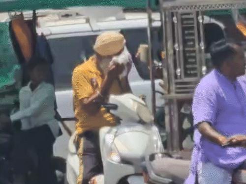 अप्रैल के दूसरे सप्ताह में तेज धूप और गर्मी से लोग परेशान हैं।