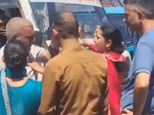 घुमारवी बस स्टैंड में कंडक्टर की चप्पल से पिटाई।