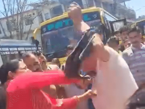 घुमारवी बस स्टैंड में चप्पल से कंडक्टर की पिटाई करती महिला।