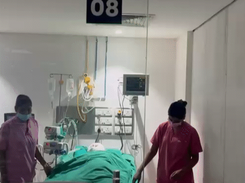 दो मजदूर उमेंद्र और किस्मत अली का रायपुर के निजी अस्पताल में इलाज जारी है।