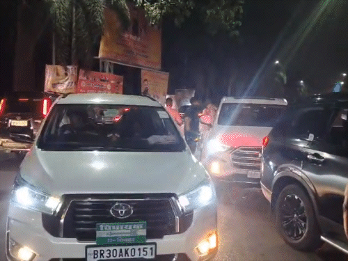 मुख्यमंत्री सम्राट चौधरी से मुलाकात करने के लिए जदयू और बीजेपी के कई विधायक उनके आवास पहुंचे हैं।