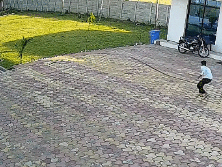 पटकने के बाद वह पाइप को सीधा खड़ा कर देता है।