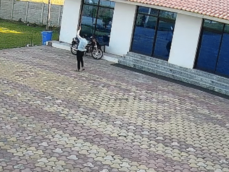 युवक पीछे की ओर चलने लगता है, इसी दौरान पाइप हाईटेंशन लाइन से टकराया।