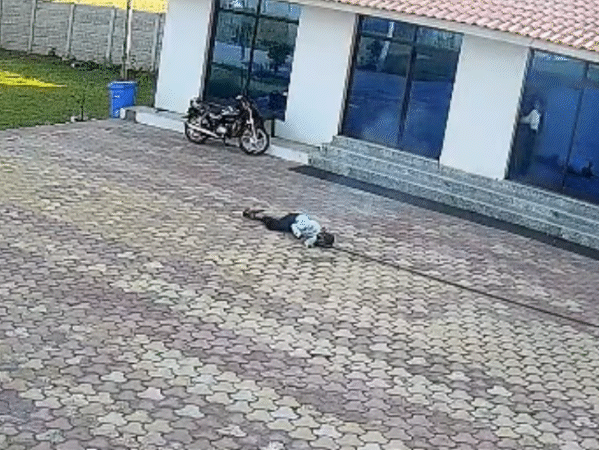 धमाके की आवाज सुन एक युवती बाहर आई और चीखती हुई वापस चली गई।