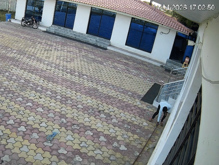 युवक दीवार के पास रखा करीब 15 फीट ऊंचा लोहे का पाइप उठाता है।