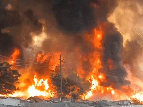 Lucknow Fire: 4 Children Burned Alive, 250+ Slums Destroyed, 30 Cylinders Explode photo video