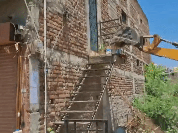 अमरावती प्रशासन ने बुधवार को आरोपी तनवीर के घर पर बुलडोजर चलाया। - Dainik Bhaskar