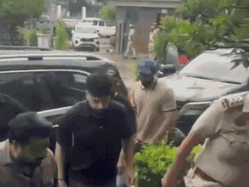 7 अप्रैल को बादशाह और उनकी टीम नई दिल्ली में राष्ट्रीय महिला आयोग के सामने पेश हुई थी।