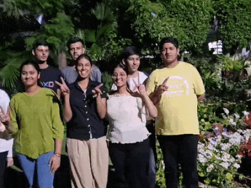 पंचकूला में छात्राओं ने स्कूल कैंपस में इकट्ठा होकर रिजल्ट की खुशी मनाई।