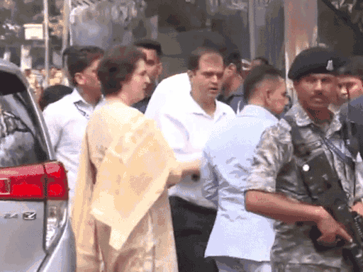 अप्रैल 2025 में ED दफ्तर जाने से पहले कांग्रेस सांसद प्रियंका गांधी ने पति रॉबर्ट वाड्रा को गले लगाया था।