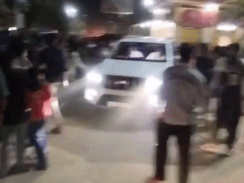 चूरू विधायक जब स्टेडियम से निकले तो कांग्रेस कार्यकर्ताओं ने गाड़ी को रोक लिया।