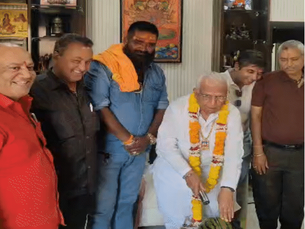 मंदसौर में पूर्व मंत्री कैलाश चावला ने तरबूज काटकर अपना जन्मदिन मनाया।