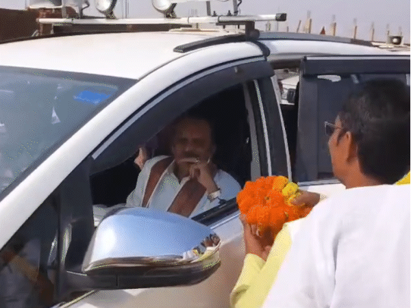 रीवा में डिप्टी सीएम राजेंद्र शुक्ल ने भाजपा विधायक नरेंद्र प्रजापति से माला नहीं पहनी।