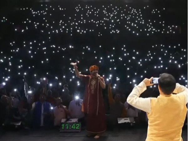 सिडनी के ओपेरा हाउस में पंडित धीरेंद्र शास्त्री ने देशभक्ति का रंग जमाया।