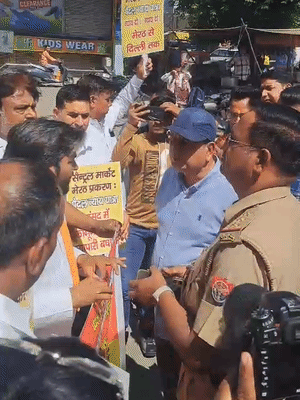 पुलिस ने पैदल यात्रा की अनुमति न होने की बात कहकर आगे बढ़ने से मना किया।