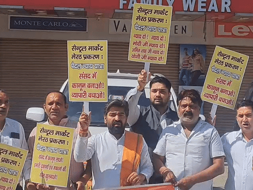यात्रा रोके जाने के बाद सचिन सिरोही ने खड़े होकर नारेबाजी की। सेंट्रल मार्केट के व्यापारियों को न्याय देने की बात कही।