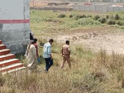 घटना की सूचना मिलते ही पुलिस टीम मौके पर पहुंच गई।