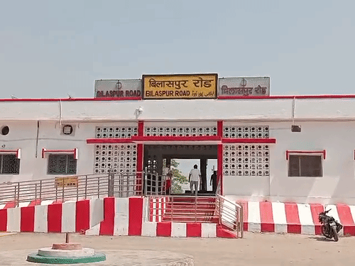 बिलासपुर रोड रेलवे स्टेशन से कुछ दूर पहले बदमाश ट्रेन में चढ़े थे।