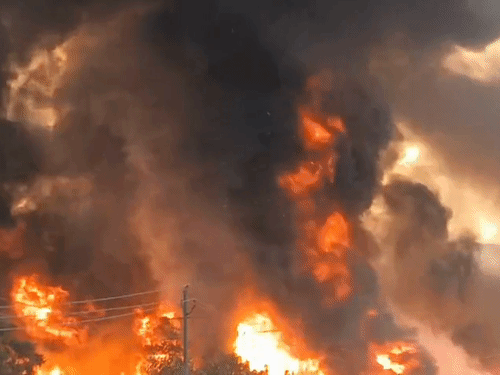 लखनऊ में बुधवार शाम भीषण आग लग गई। लपटें 10 किलोमीटर दूर से दिख रही हैं।