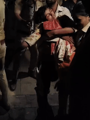 आग से झोपड़ी जलने के बाद एक महिला बेहोश हो गई। उसे आसपास के लोग अस्पताल ले गए।