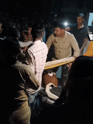 आग लगने से नाराज लोग प्रदर्शन कर रहे हैं। पुलिस उन्हें काबू करने की कोशिश कर रही है।