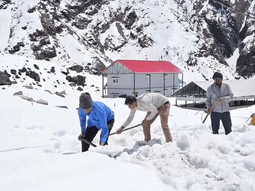 बर्फ की परतों को इस तरह हटाते हुए रास्ता तैयार किया गया।