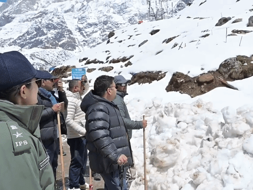 केदारनाथ में यात्रा प्रबंधन का जायजा लेती प्रशासन की टीम।