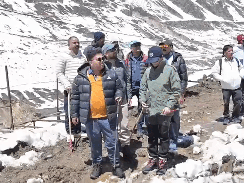 यात्रा मार्ग पर व्यवस्थाओं का निरीक्षण करते जिलाधिकारी।