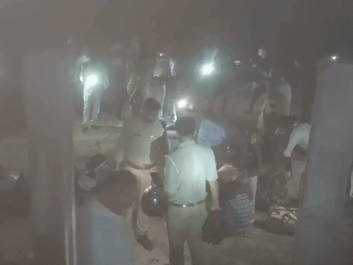 सूचना मिलते ही पुलिस और रेलवे की टीम मौके पर पहुंची। मौके पर जांच पड़ताल की जा रही है।