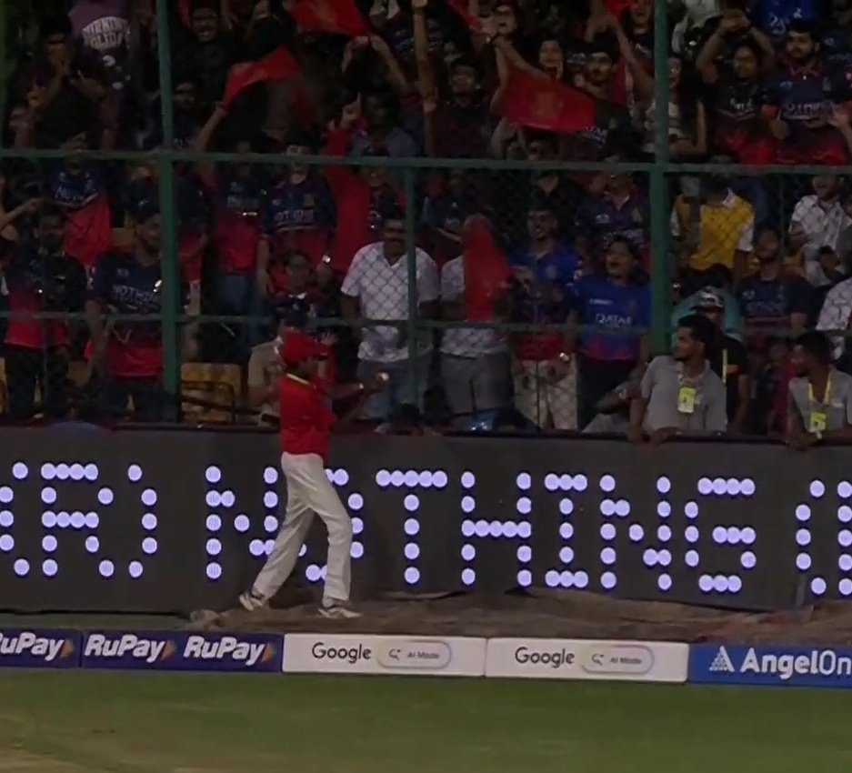 एक्स्ट्रा कवर पर खड़े बॉल बॉय ने शानदार कैच लिया।