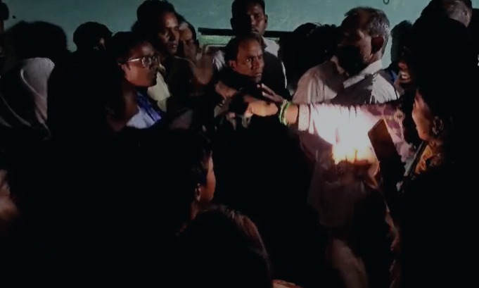 मृत महिला के परिजनों ने ससुराल पहुंच कर जमकर हंगामा किया।